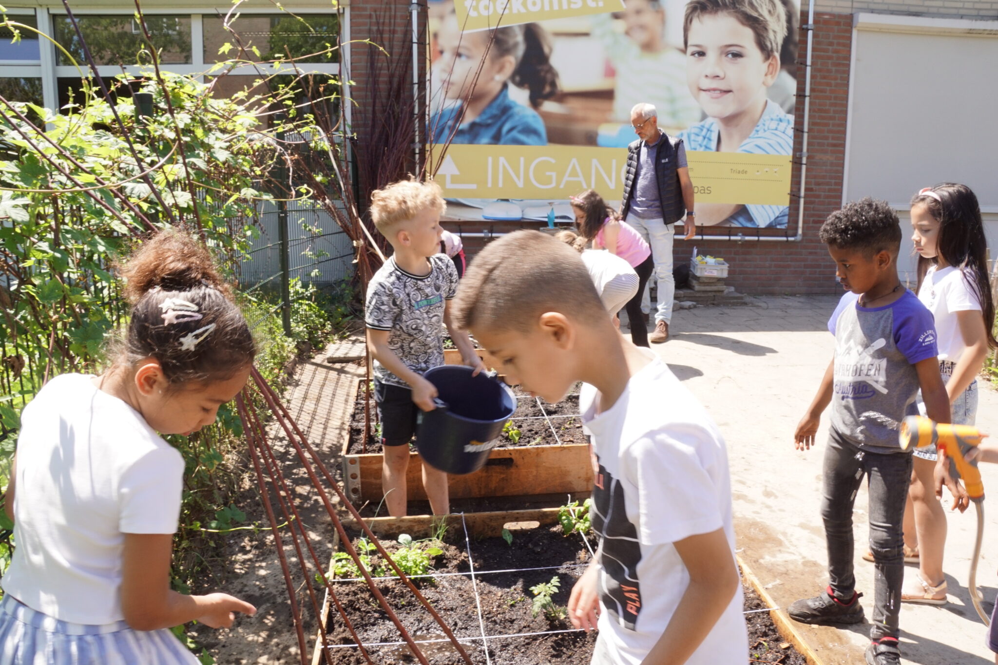 kinderen werken in hun vierkantemeter tuinen op Bs. Reuzepas