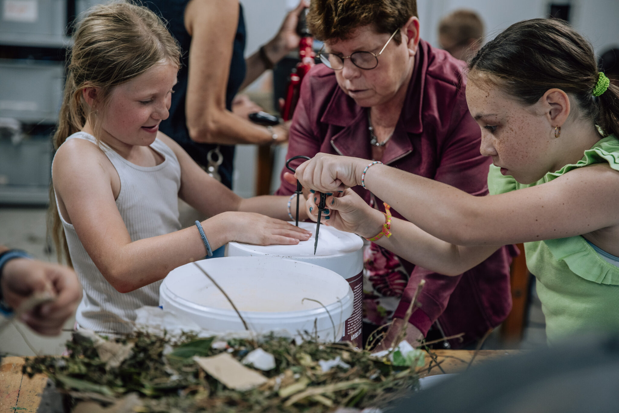 kinderen van basisschool de Zjwiek maken hun eigen wormencompost